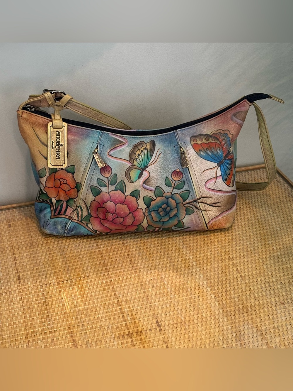 Anuschka hand-painted leather hobo shoulder bag in very good condition!!